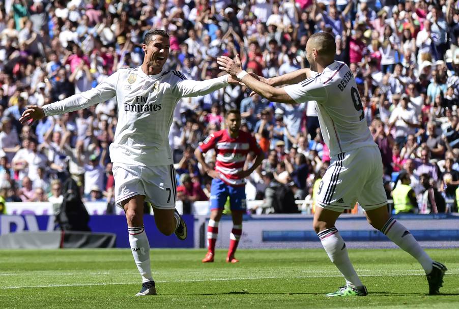 Cristiano Ronaldo festeggia con Karim Benzema: per il portoghese cinque gol nel 9-1 del Real Madrid sul Granada. Afp